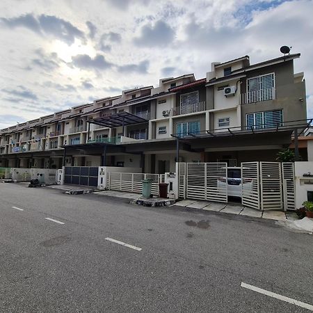 3Storey House 13Pax Family Suite Bayan Lepas Exteriör bild