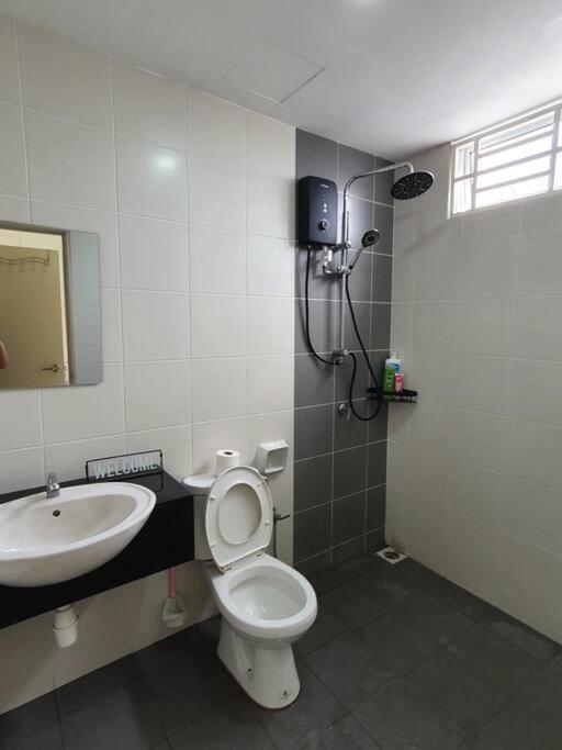 3Storey House 13Pax Family Suite Bayan Lepas Exteriör bild