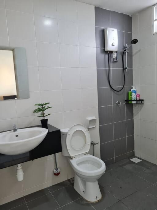3Storey House 13Pax Family Suite Bayan Lepas Exteriör bild