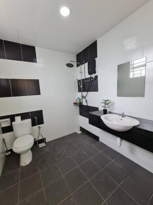 3Storey House 13Pax Family Suite Bayan Lepas Exteriör bild