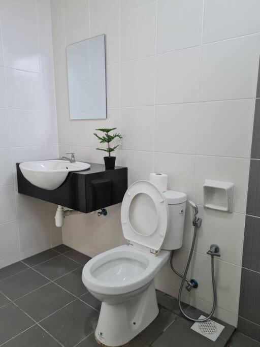 3Storey House 13Pax Family Suite Bayan Lepas Exteriör bild